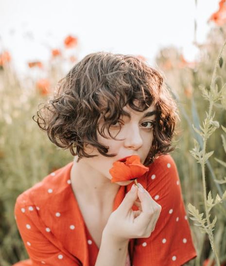 cheveux courts ondulés