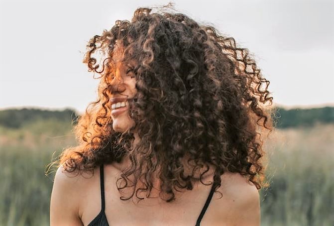 coiffer cheveux bouclés